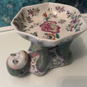 Late 20th century porcelain Chinese Famille Rose monkey dish